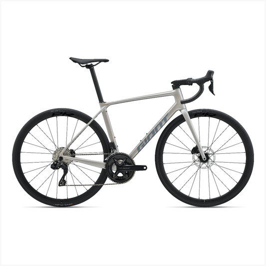 Giant 2027 TCR Advanced 1 KOM 奶茶金屬色公路車，配備 Shimano 105 Di2 電子變速系統